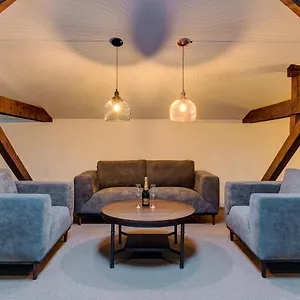 Upstairs Boutique Apart-hotel